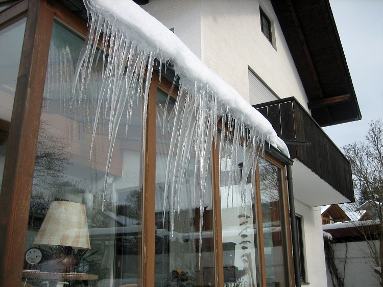 Eiszapfen am Wintergarten